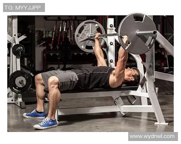 哑铃锻炼胸部的有效方法与技巧助你塑造完美胸型